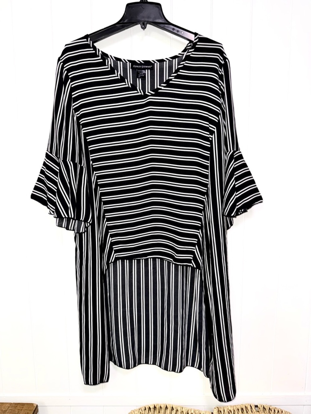 ❤️5/$25 Ashley Stewart Black & White Striped V-Neck Women’s Top